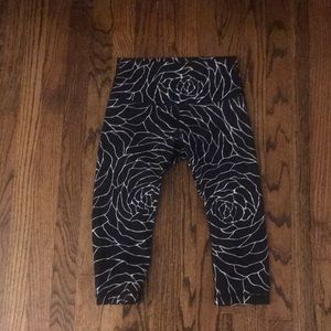 Lulu lemon black and white leggings